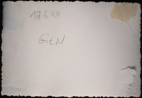 Soldats allemands et épave bombardier France 1940