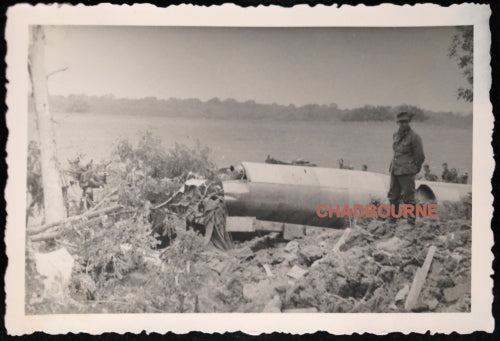 Soldats allemands et épave bombardier France 1940