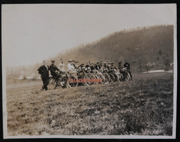 USA vintage photo of row of motorcycles, at least 2 Harleys c. 1910s