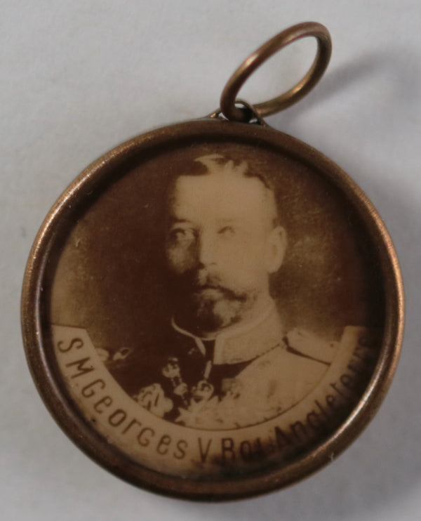WW1 souvenir peace locket (French) with image King George V