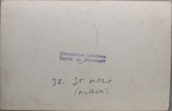 WW2 photo German soldier standing on plane crashed on beach France()