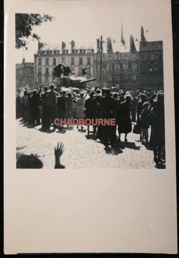WW2 photo of American Sherman tank liberating Dijon France (1944)