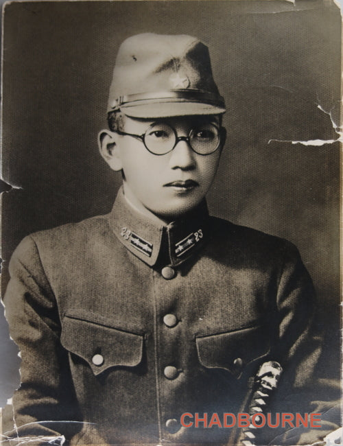 WW2 photo of Japanese army lieutenant with samurai katana sword