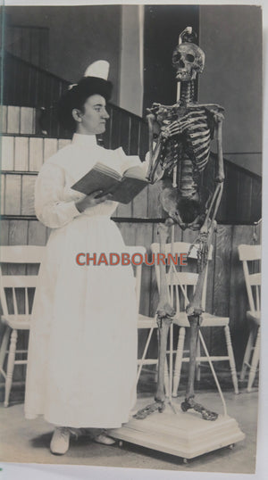 c.1910 Montreal photo Hotel Dieu infirmière étudiante avec squelette
